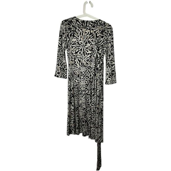 Diane Von Fursteberg Black Cream All OVer Print Silk Wrap Mini Dress Size 2 - Picture 12 of 14